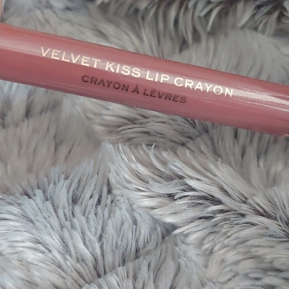 New makeup revolution‎ lip crayon Icon